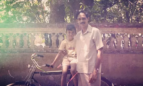 ആദ്യത്തെ സൈക്കിളിൽ ചത്തുപോയ അച്ഛനൊപ്പം: മുകുന്ദൻ ഉണ്ണി അസോസിയേറ്റ്‌സിന്റെ ഫേസ്ബുക്ക് പോസ്റ്റിന് നേരെ സൈബർ ആക്രമണം