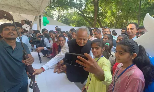 കോവിഡിൽ മാതാപിതാക്കളെ നഷ്ടപ്പെട്ട കുട്ടികൾക്ക് ഔദ്യോഗിക വസതിയിൽ വിരുന്നൊരുക്കി അശോക് ഗെഹ്‌ലോട്ട്