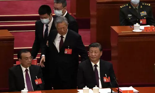 മുൻ പ്രസിഡന്റ് ഹൂ ജിന്റാവോയെ ബലംപ്രയോഗിച്ച് ഇറക്കിക്കൊണ്ടുപോയി; ചൈനീസ് പാർട്ടി കോൺഗ്രസിൽ നാടകീയ രംഗങ്ങൾ