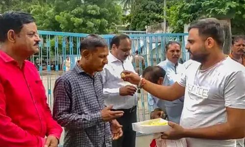 ബിൽകീസ് ബാനുവിന്റെ വീടിനുമുൻപിൽ പടക്കക്കട തുറന്ന് ജയിൽമോചിതനായ പ്രതി