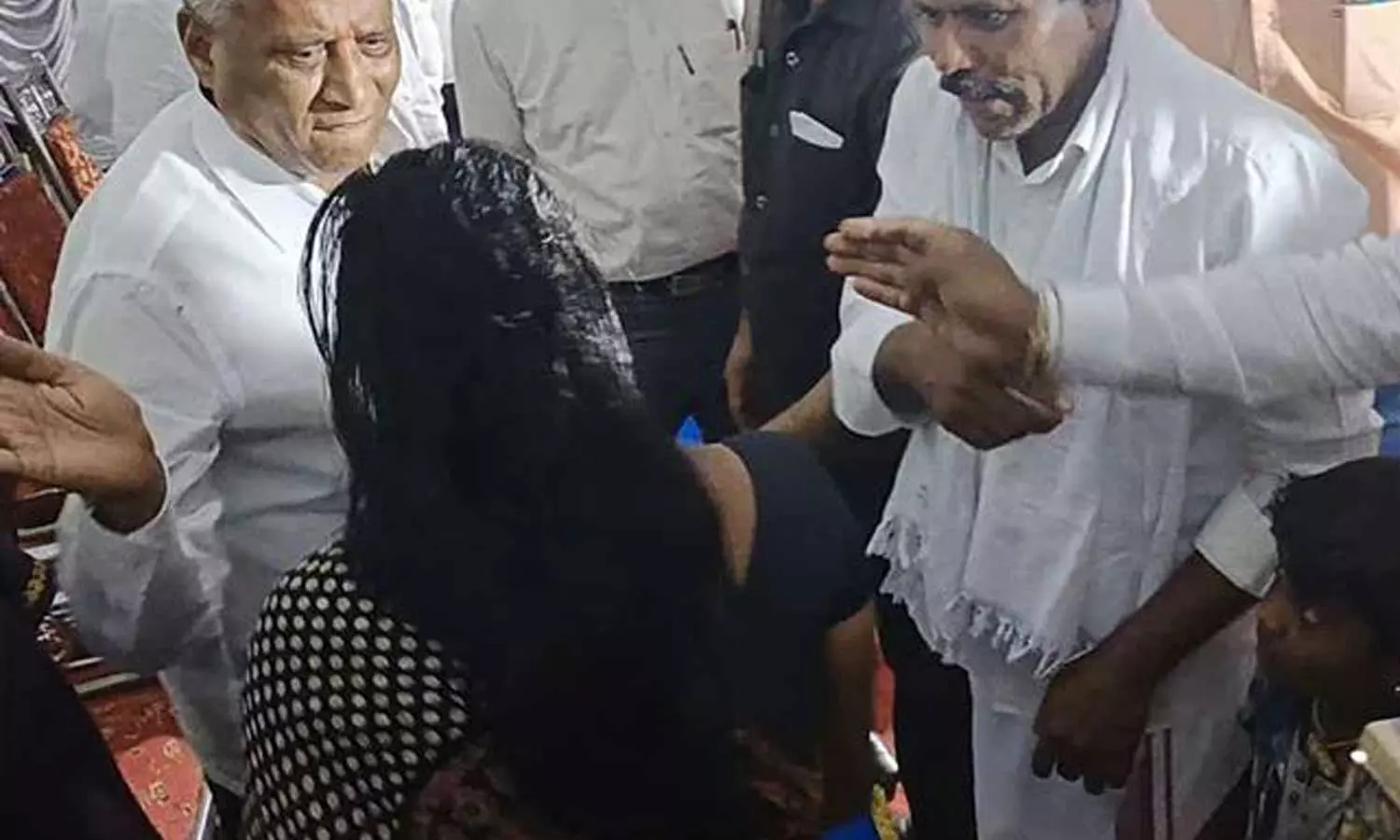 പരാതി പറയാനെത്തിയ യുവതിയുടെ കരണത്തടിച്ച് ബി.ജെ.പി മന്ത്രി; വീഡിയോ വൈറൽ