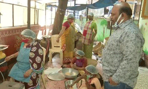 ഐടി ജോലി വിട്ട് അരിമുറുക്കും പലഹാരങ്ങളും വിൽക്കും; രാജേന്ദ്രയുടെ വരുമാനം ഒരു ലക്ഷം ഐടി ജോലി വിട്ട് അരിമുറുക്കും പലഹാരങ്ങളും വിൽക്കും; രാജേന്ദ്രയുടെ വരുമാനം ഒരു ലക്ഷം