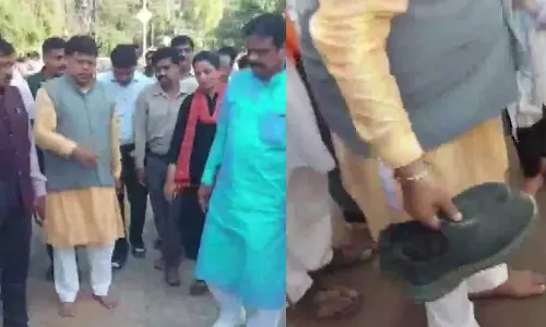 അവരുടെ വേദന ഞാനുമറിയണം; റോഡ് നന്നാക്കുന്നത് വരെ ചെരിപ്പിടില്ലെന്ന് പ്രതിജ്ഞയെടുത്ത് മന്ത്രി