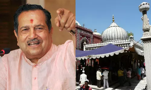 സമാധാനമാണ് വേണ്ടത്; നിസാമുദ്ദീൻ ദർ​ഗ സന്ദർശിച്ച് വിളക്ക് കത്തിച്ച് ആർ.എസ്.എസ് നേതാവ്