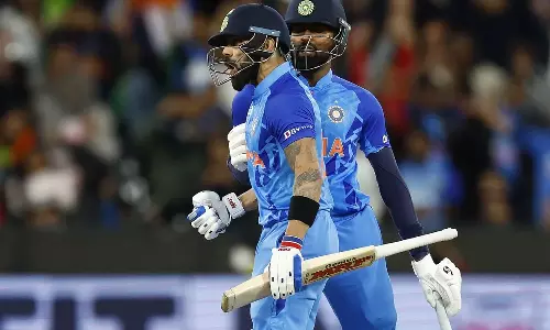 ഇന്ത്യയെ തിരിച്ചു കൊണ്ടു വന്ന ആ രണ്ട് സിക്സറുകള്; കോഹ്ലിക്ക് പകരം കോഹ്ലി മാത്രം ഇന്ത്യയെ തിരിച്ചു കൊണ്ടു വന്ന ആ രണ്ട് സിക്സറുകള്; കോഹ്ലിക്ക് പകരം കോഹ്ലി മാത്രം