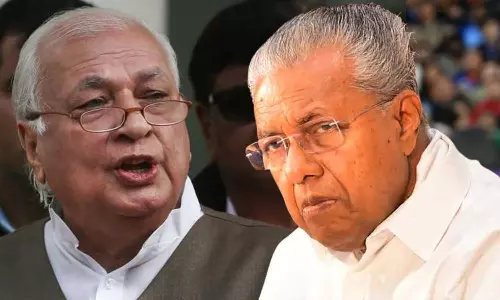 രാജി വേണ്ടെന്ന് വി.സിമാരോട് സർക്കാർ; ഇറങ്ങിയില്ലെങ്കിൽ പുറത്താക്കുമെന്ന് ഗവർണർ-പോര് തെരുവിലേക്ക് രാജി വേണ്ടെന്ന് വി.സിമാരോട് സർക്കാർ; ഇറങ്ങിയില്ലെങ്കിൽ പുറത്താക്കുമെന്ന് ഗവർണർ-പോര് തെരുവിലേക്ക്