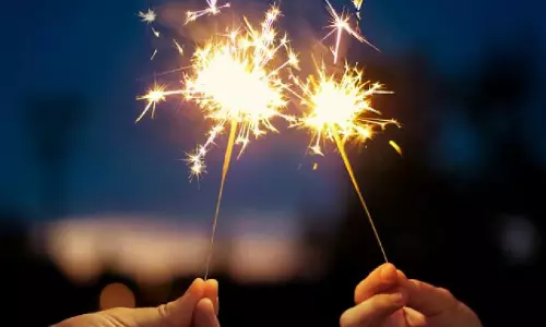 ആഘോഷപ്പൂത്തിരികൾ കത്തിക്കുമ്പോൾ വേണം ജാഗ്രത; ദീപാവലി കളറാകാൻ ഇക്കാര്യങ്ങൾ ശ്രദ്ധിക്കാം