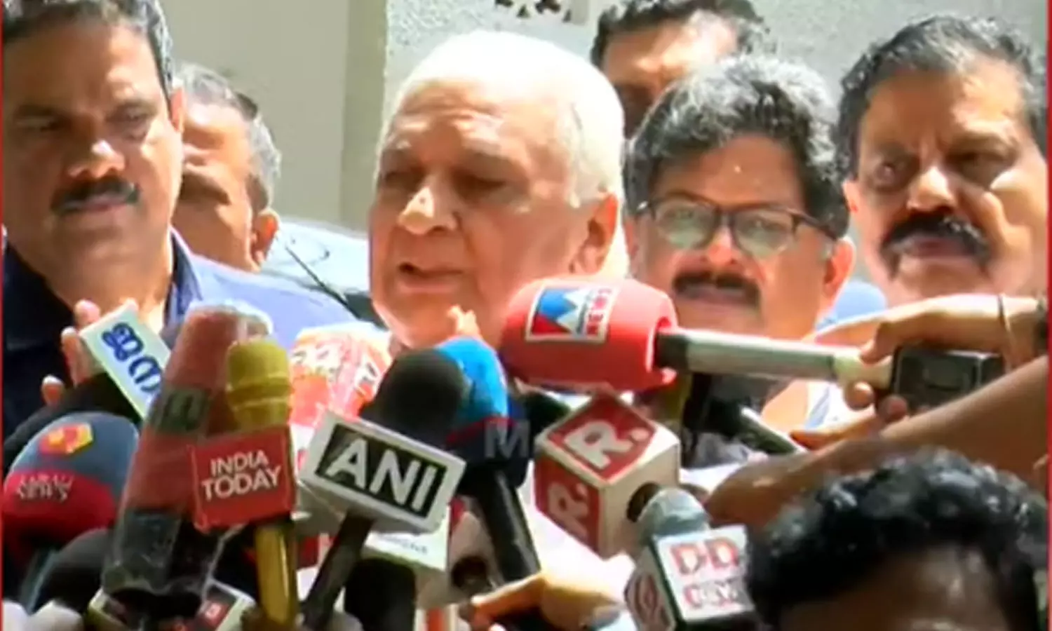 കേരളത്തിലേത് കേഡർ മാധ്യമപ്രവർത്തകർ, പ്രതികരിക്കാനില്ല; അധിക്ഷേപിച്ച് ഗവർണർ കേരളത്തിലേത് കേഡർ മാധ്യമപ്രവർത്തകർ, പ്രതികരിക്കാനില്ല; അധിക്ഷേപിച്ച് ഗവർണർ