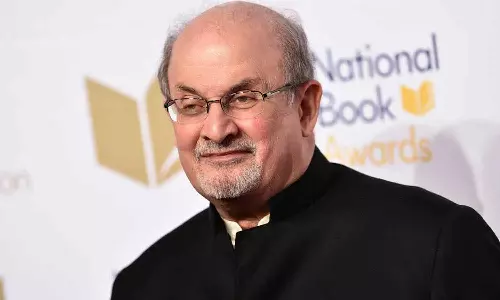 സൽമാൻ റുഷ്ദിയുടെ ഒരു കണ്ണിന്റെ കാഴ്ചയും കൈയിന്റെ ചലനശേഷിയും നഷ്ടപ്പെട്ടു