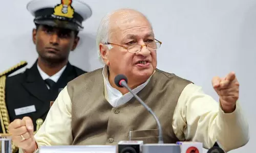 കാരണം കാണിക്കൽ നോട്ടീസ് നൽകി പുറത്താക്കും; വി.സിമാർ രാജിവെച്ചില്ലെങ്കിൽ നടപടിയെന്ന് രാജ്ഭവൻ