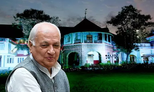 ഗവർണറുടെ അന്ത്യശാസനത്തെ എതിർത്ത് വി.സിമാർ ഹൈക്കോടതിയിലേക്ക്; നിയമവിദഗ്ധരുമായി കൂടിക്കാഴ്ച നടത്തും ഗവർണറുടെ അന്ത്യശാസനത്തെ എതിർത്ത് വി.സിമാർ ഹൈക്കോടതിയിലേക്ക്; നിയമവിദഗ്ധരുമായി കൂടിക്കാഴ്ച നടത്തും