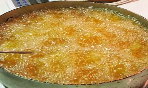 രുചിയില്ലെന്ന് പറഞ്ഞു; ഭക്ഷണം കഴിക്കാനെത്തിയ ആളുടെ ദേഹത്തേക്ക് തിളച്ച എണ്ണയൊഴിച്ച് ഹോട്ടലുടമ