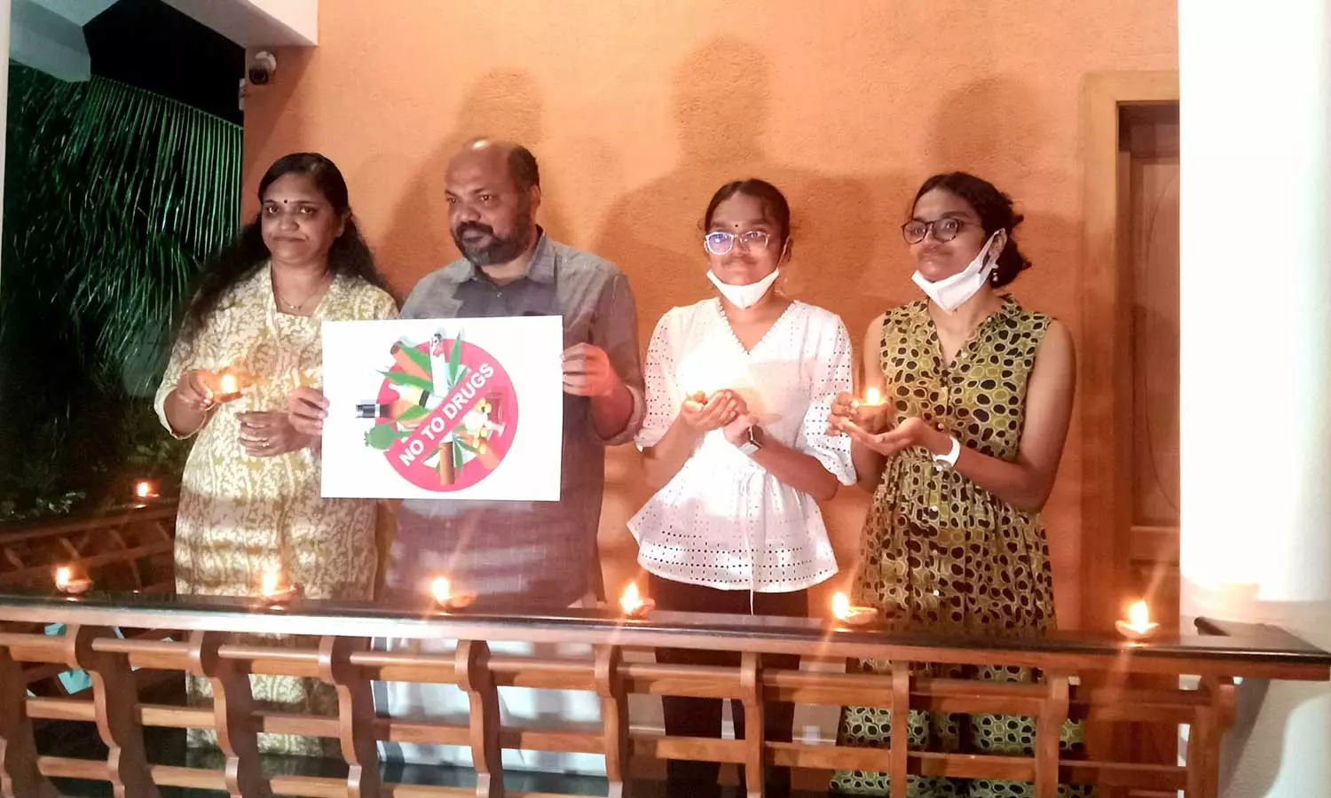 വീടുകളിൽ ദീപം തെളിയിച്ച് മന്ത്രിമാർ; ഇന്ന് വ്യാപാരസ്ഥാപനങ്ങളിൽ-ലഹരി വിരുദ്ധ കാംപയിൻ ശക്തമാക്കി സർക്കാർ