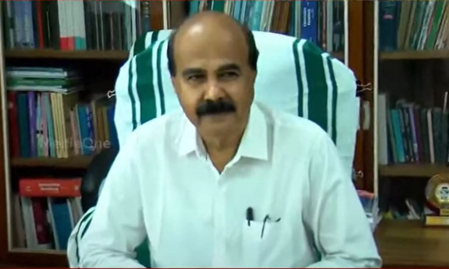 കേരള സർവകലാശാല താൽക്കാലിക വി.സിയായി ഡോ. മോഹനൻ കുന്നുമ്മൽ ചുമതലയേറ്റു കേരള സർവകലാശാല താൽക്കാലിക വി.സിയായി ഡോ. മോഹനൻ കുന്നുമ്മൽ ചുമതലയേറ്റു