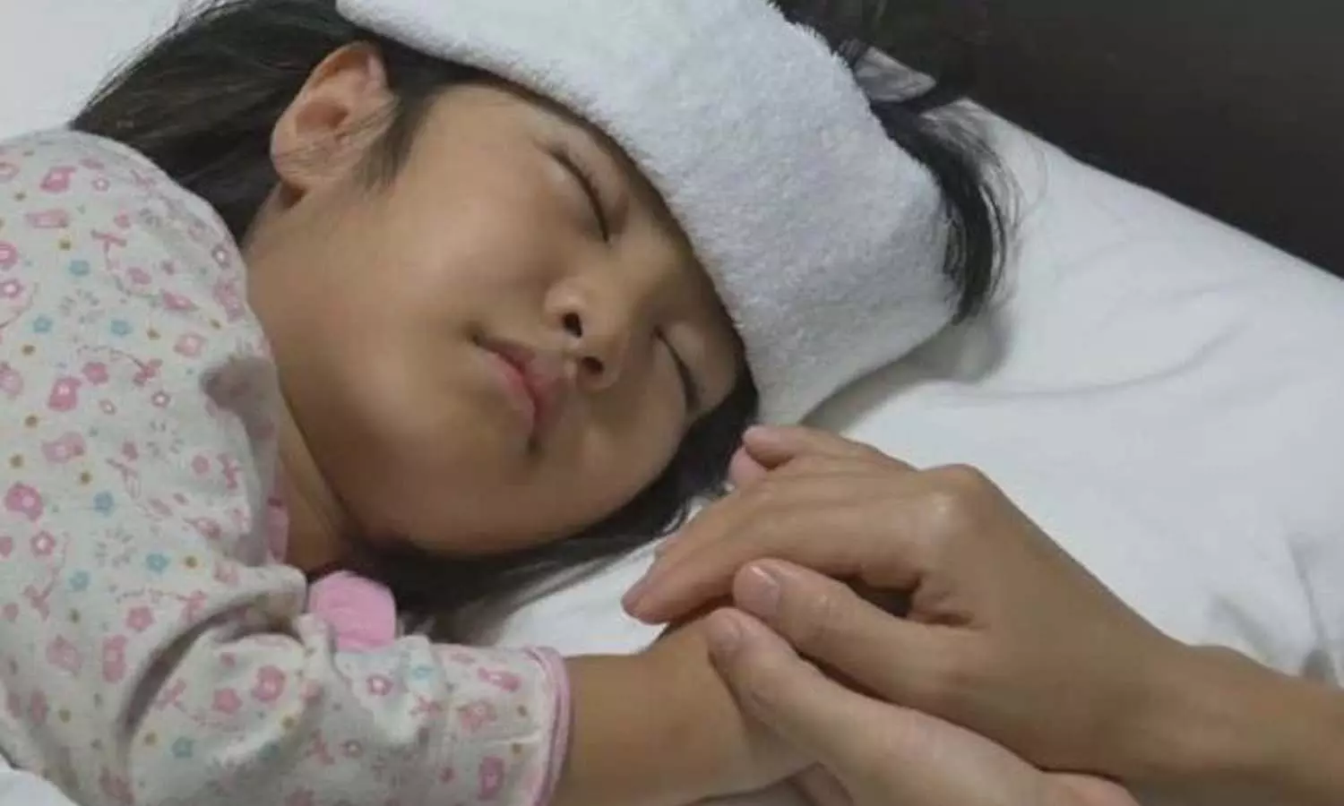 കുഞ്ഞിന് പനിയാണോ.. ടെൻഷൻ വേണ്ട, കൊടുക്കാൻ പറ്റിയ ഏറ്റവും നല്ല ഭക്ഷണങ്ങൾ ഇതാ.. കുഞ്ഞിന് പനിയാണോ.. ടെൻഷൻ വേണ്ട, കൊടുക്കാൻ പറ്റിയ ഏറ്റവും നല്ല ഭക്ഷണങ്ങൾ ഇതാ..