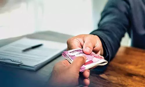 തൃശൂരില്‍ കൈക്കൂലി വാങ്ങുന്നതിനിടെ സ്പെഷ്യൽ ഓഫീസർ പിടിയിൽ