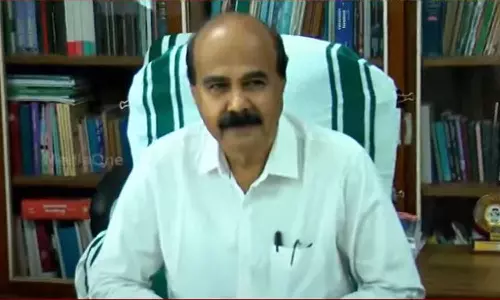 കേരള സർവകലാശാല താൽക്കാലിക വി.സിയായി ഡോ. മോഹനൻ കുന്നുമ്മൽ ചുമതലയേറ്റു കേരള സർവകലാശാല താൽക്കാലിക വി.സിയായി ഡോ. മോഹനൻ കുന്നുമ്മൽ ചുമതലയേറ്റു