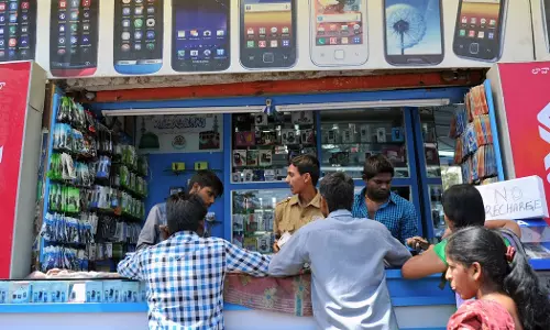 കേടായ മൊബൈല്‍ ഫോണ്‍ നന്നാക്കാന്‍ നല്‍കി; യുവാവിന് നഷ്ടപ്പെട്ടത് 2.2 ലക്ഷം രൂപ