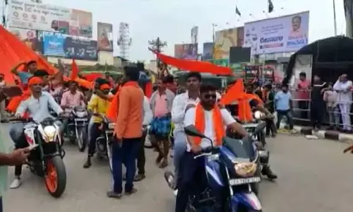 സവര്‍ക്കര്‍ റാലിക്കിടെ ജയ് ശ്രീറാം മുഴക്കി മുസ്‌ലിം യുവാവിന്റെ കാര്‍ അടിച്ചുതകര്‍ത്ത് ബജ്രംഗ്ദള്‍ പ്രവര്‍ത്തകയും സംഘവും; കേസെടുത്ത് പൊലീസ്