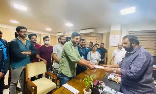 ബൈജൂസിലെ കൂട്ട പിരിച്ചുവിടൽ; നീതി തേടി ജീവനക്കാർ മന്ത്രി ശിവൻകുട്ടിക്ക് മുന്നിൽ