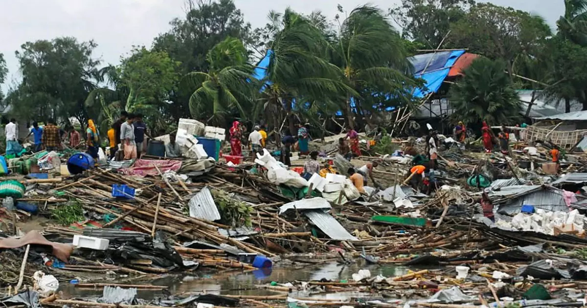 ചുഴലിക്കാറ്റ്: ബംഗ്ലാദേശിൽ 28 പേർ മരിച്ചു; വീടില്ലാതെ ലക്ഷക്കണക്കിന് പേർ ചുഴലിക്കാറ്റ്: ബംഗ്ലാദേശിൽ 28 പേർ മരിച്ചു; വീടില്ലാതെ ലക്ഷക്കണക്കിന് പേർ