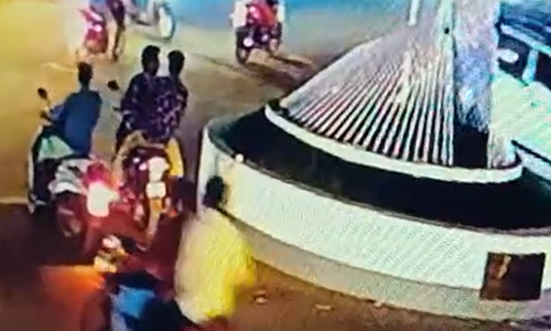 എടപ്പാൾ നഗരത്തിലെ പൊട്ടിത്തെറി; രണ്ട് പേർ സ്‌ഫോടക വസ്തു പൊട്ടിക്കുന്ന സിസി ടിവി ദൃശ്യങ്ങൾ മീഡിയവണിന്