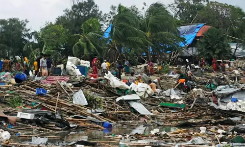 ചുഴലിക്കാറ്റ്: ബംഗ്ലാദേശിൽ 28 പേർ മരിച്ചു; വീടില്ലാതെ ലക്ഷക്കണക്കിന് പേർ ചുഴലിക്കാറ്റ്: ബംഗ്ലാദേശിൽ 28 പേർ മരിച്ചു; വീടില്ലാതെ ലക്ഷക്കണക്കിന് പേർ