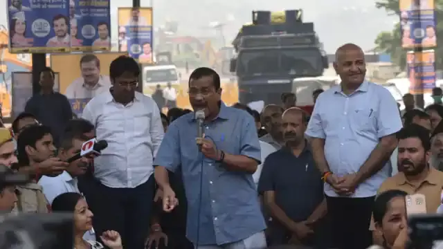 ഗാസിയാബാദ് മാലിന്യ സംസ്കരണ പ്ലാന്‍റ് സന്ദർശിക്കാനെത്തിയ കെജ്‌രിവാളിനെതിരെ ബി.ജെ.പിയുടെ പ്രതിഷേധം