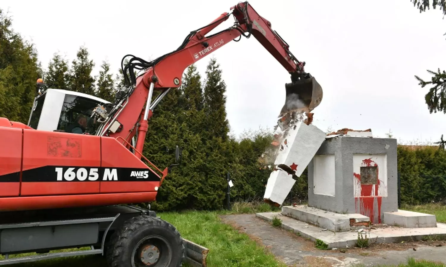 കമ്യൂണിസ്റ്റ് കാലഘട്ടത്തിലെ റെഡ്-ആർമി സ്മാരകങ്ങൾ പൊളിച്ചുനീക്കി പോളണ്ട് കമ്യൂണിസ്റ്റ് കാലഘട്ടത്തിലെ റെഡ്-ആർമി സ്മാരകങ്ങൾ പൊളിച്ചുനീക്കി പോളണ്ട്
