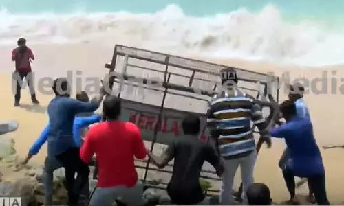 ബാരിക്കേഡ് കടലിൽ തള്ളി, വള്ളം കത്തിച്ചു; കരയും കടലും വളഞ്ഞ് വിഴിഞ്ഞം സമരം