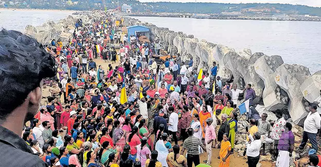 സര്ക്കാര് ഇടപെട്ടില്ലെങ്കില് വിഴിഞ്ഞം സമരം ആളിപ്പടരും; പദ്ധതിയുടെ ഇരകളെ ഏറ്റെടുക്കണമെന്ന് പ്രതിപക്ഷം സര്ക്കാര് ഇടപെട്ടില്ലെങ്കില് വിഴിഞ്ഞം സമരം ആളിപ്പടരും; പദ്ധതിയുടെ ഇരകളെ ഏറ്റെടുക്കണമെന്ന് പ്രതിപക്ഷം
