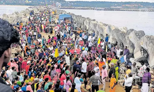 സര്ക്കാര് ഇടപെട്ടില്ലെങ്കില് വിഴിഞ്ഞം സമരം ആളിപ്പടരും; പദ്ധതിയുടെ ഇരകളെ ഏറ്റെടുക്കണമെന്ന് പ്രതിപക്ഷം സര്ക്കാര് ഇടപെട്ടില്ലെങ്കില് വിഴിഞ്ഞം സമരം ആളിപ്പടരും; പദ്ധതിയുടെ ഇരകളെ ഏറ്റെടുക്കണമെന്ന് പ്രതിപക്ഷം