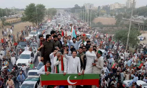 ലാഹോറിൽനിന്ന് ഇസ്‍ലാമാബാദിലേക്ക് 380 കിലോമീറ്റർ ലോങ് മാർച്ച്; ശക്തിപ്രകടനവുമായി ഇമ്രാൻ ഖാൻ