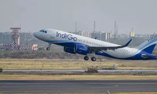 ചിറകിൽ തീപ്പൊരി; ഡൽഹി വിമാനത്താവളത്തിൽ ഇൻഡിഗോ വിമാനം അടിയന്തരമായി തിരിച്ചിറക്കി