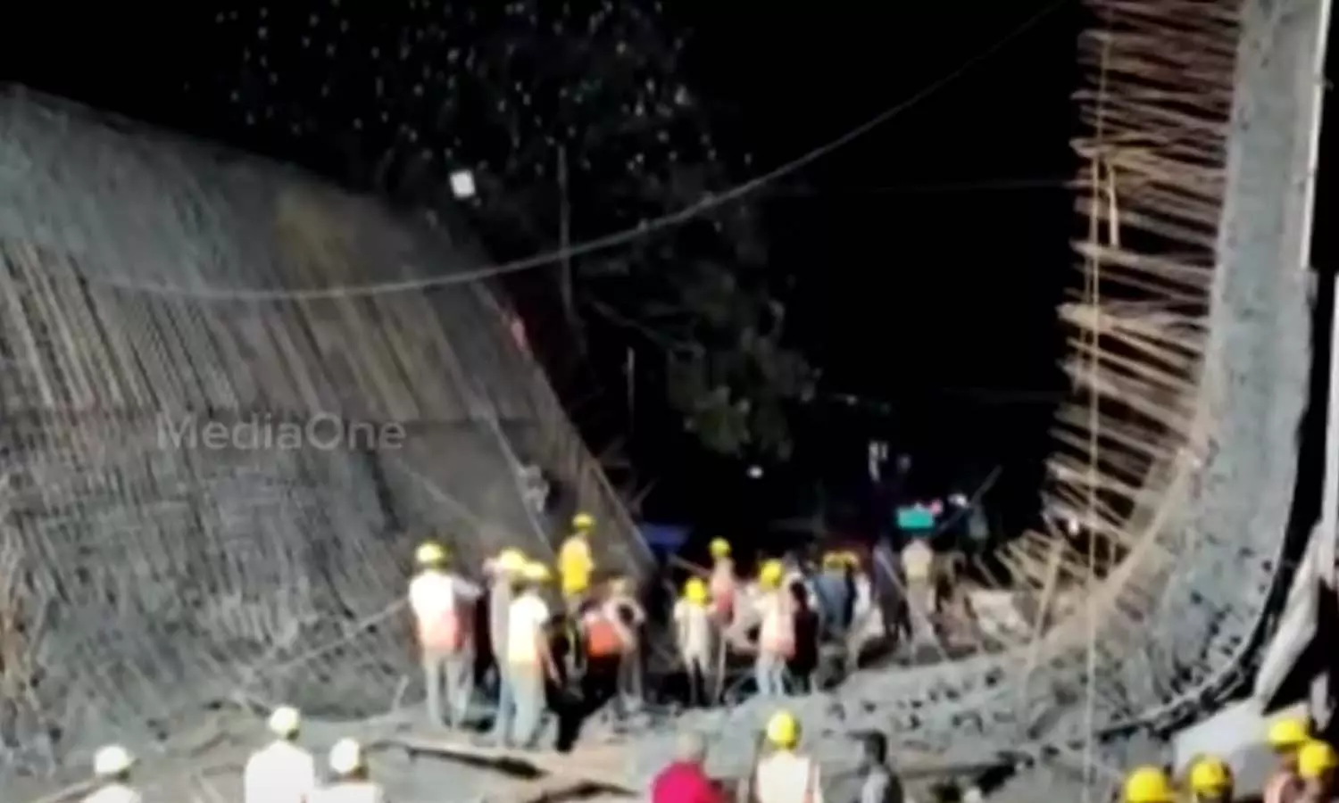 കാസർകോട് പെരിയയിലെ അടിപ്പാത തകർന്നു; അപകടം കോൺക്രീറ്റ് ചെയ്യുന്നതിനിടെ കാസർകോട് പെരിയയിലെ അടിപ്പാത തകർന്നു; അപകടം കോൺക്രീറ്റ് ചെയ്യുന്നതിനിടെ