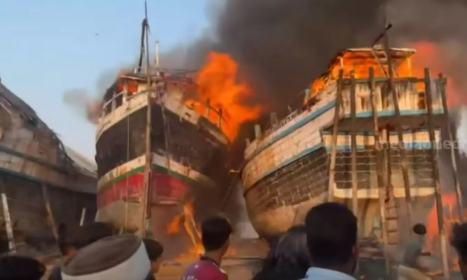 മംഗളൂരുവിൽ കടൽത്തീരത്ത് നങ്കൂരമിട്ടിരുന്ന ബോട്ടുകൾക്ക് തീപിടിച്ചു മംഗളൂരുവിൽ കടൽത്തീരത്ത് നങ്കൂരമിട്ടിരുന്ന ബോട്ടുകൾക്ക് തീപിടിച്ചു