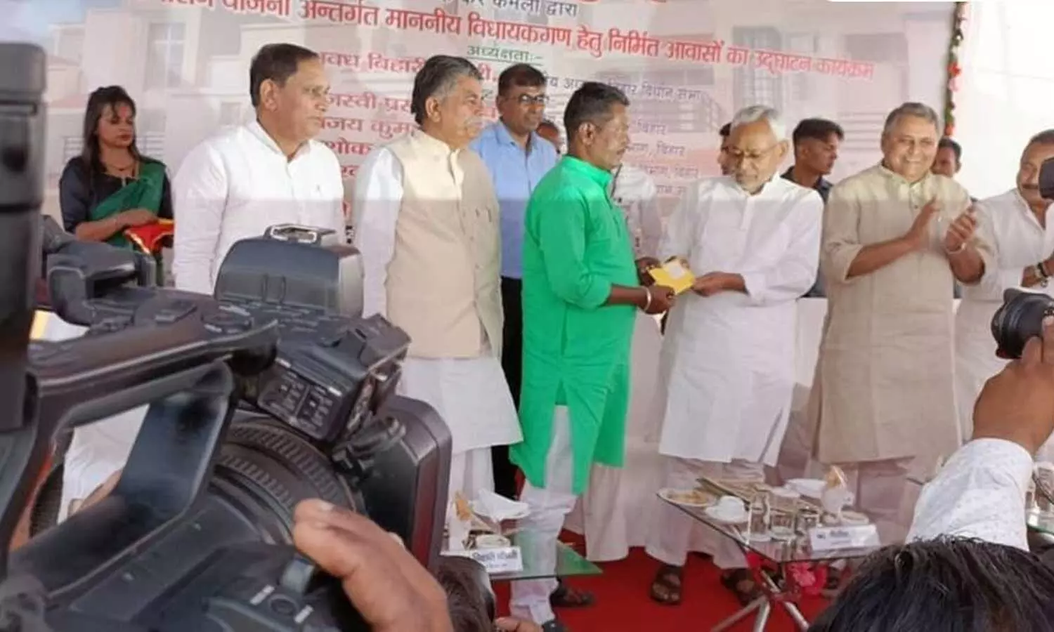 ഇങ്ങനെയൊന്ന് ഞാൻ ഒരിക്കലും സ്വപ്നം കണ്ടിരുന്നില്ല; സർക്കാർ അനുവദിച്ച വീടിന്റെ താക്കോൽ കിട്ടിയപ്പോൾ പൊട്ടിക്കരഞ്ഞ് ബിഹാർ എംഎൽഎ ഇങ്ങനെയൊന്ന് ഞാൻ ഒരിക്കലും സ്വപ്നം കണ്ടിരുന്നില്ല; സർക്കാർ അനുവദിച്ച വീടിന്റെ താക്കോൽ കിട്ടിയപ്പോൾ പൊട്ടിക്കരഞ്ഞ് ബിഹാർ എംഎൽഎ