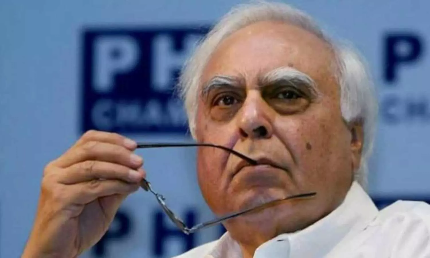 കേന്ദ്രസർക്കാർ എല്ലാ മാധ്യമങ്ങളെയും വരുതിയിലാക്കാൻ ശ്രമിക്കുന്നു; വിമർശനവുമായി കപിൽ സിബൽ കേന്ദ്രസർക്കാർ എല്ലാ മാധ്യമങ്ങളെയും വരുതിയിലാക്കാൻ ശ്രമിക്കുന്നു; വിമർശനവുമായി കപിൽ സിബൽ