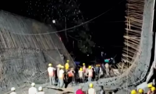 കാസർകോട് പെരിയയിലെ അടിപ്പാത തകർന്നു; അപകടം കോൺക്രീറ്റ് ചെയ്യുന്നതിനിടെ