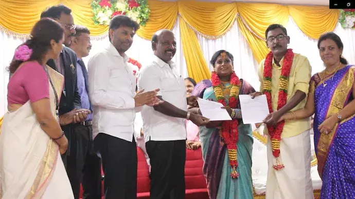 മാനസികാരോഗ്യ കേന്ദ്രത്തില്‍ മൊട്ടിട്ട പ്രണയം; ഒടുവില്‍ മഹേന്ദ്രനും ദീപയും ഒന്നായി, സമ്മാനവുമായി മന്ത്രിയെത്തി