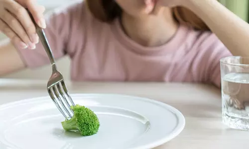 സ്ത്രീകളേ, ഇങ്ങനെ ഭക്ഷണം ഒഴിവാക്കല്ലേ? പ്രശ്നമാണ്!