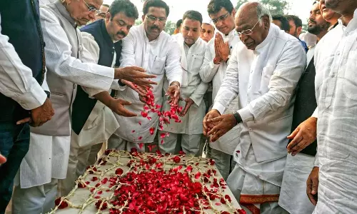 രാഷ്ട്രീയത്തിൽ ഭക്തിയും വ്യക്തിപൂജയും ഏകാധിപത്യത്തിലേക്ക് നയിക്കും: ഖാർഗെ