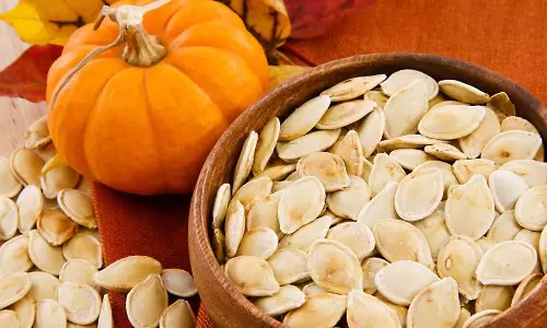 വറുത്തെടുത്ത് കൊറിച്ചോളൂ; ഗുണങ്ങളില്‍ മുന്നിലാണ് മത്തങ്ങ വിത്തുകള്‍