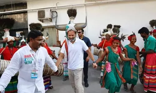 തലയിൽ കൊമ്പ് കിരീടം; ഭാരത് ജോഡോ യാത്രയ്ക്കിടെ ​ഗോത്രവർ​ഗ നർത്തകിമാർക്കൊപ്പം നൃത്തം ചെയ്ത് രാഹുൽ ​ഗാന്ധി