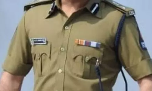 നാട്ടിലേക്ക് പോകവെ ബൈക്കും ട്രക്കും കൂട്ടിയിടിച്ച് രണ്ട് പൊലീസുകാർ മരിച്ചു