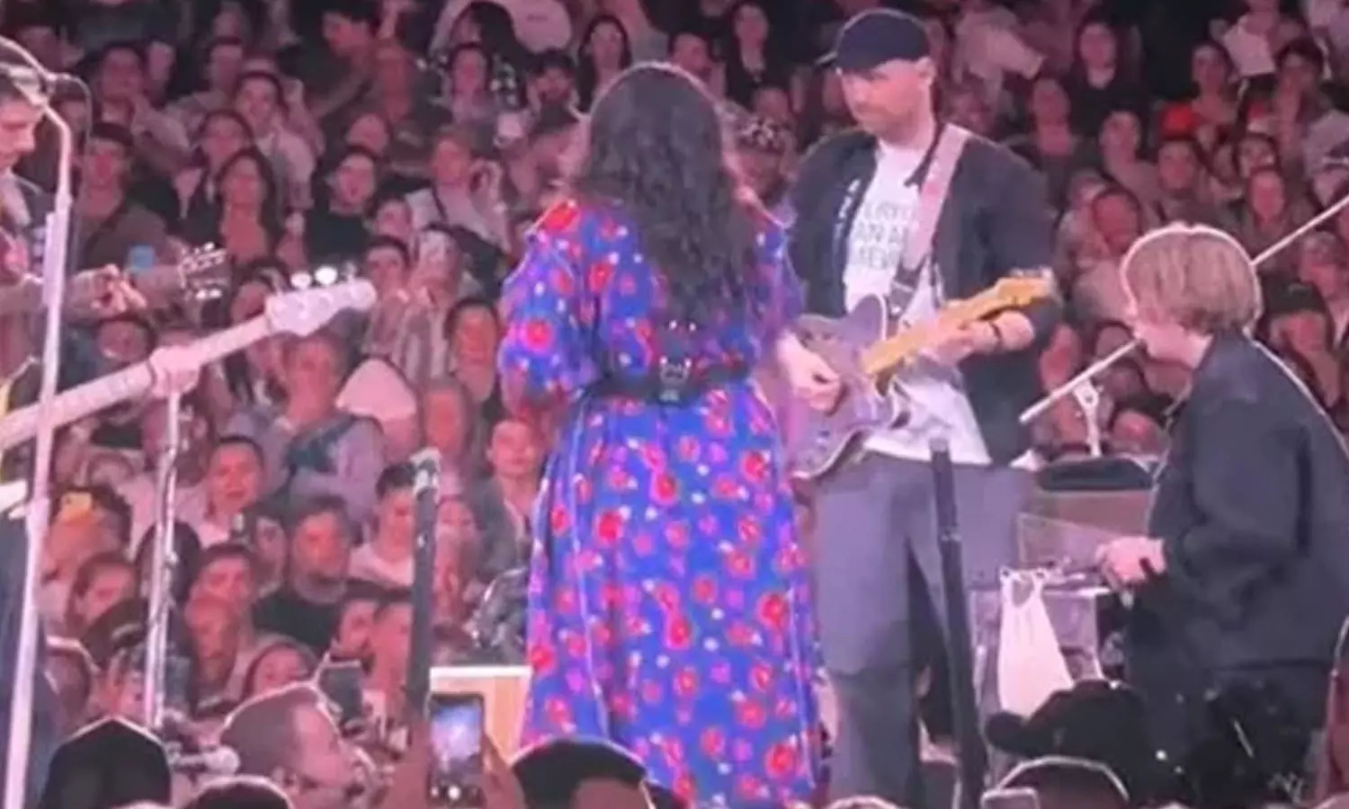 സ്നേഹത്തോടെ... കോൾഡ്പ്ലേ: ഇറാനിലെ ഹിജാബ് വിരുദ്ധ പ്രക്ഷോഭകർക്കായി പാടി ബ്രിട്ടീഷ് റോക്ക് ബാൻഡ് സ്നേഹത്തോടെ... കോൾഡ്പ്ലേ: ഇറാനിലെ ഹിജാബ് വിരുദ്ധ പ്രക്ഷോഭകർക്കായി പാടി ബ്രിട്ടീഷ് റോക്ക് ബാൻഡ്