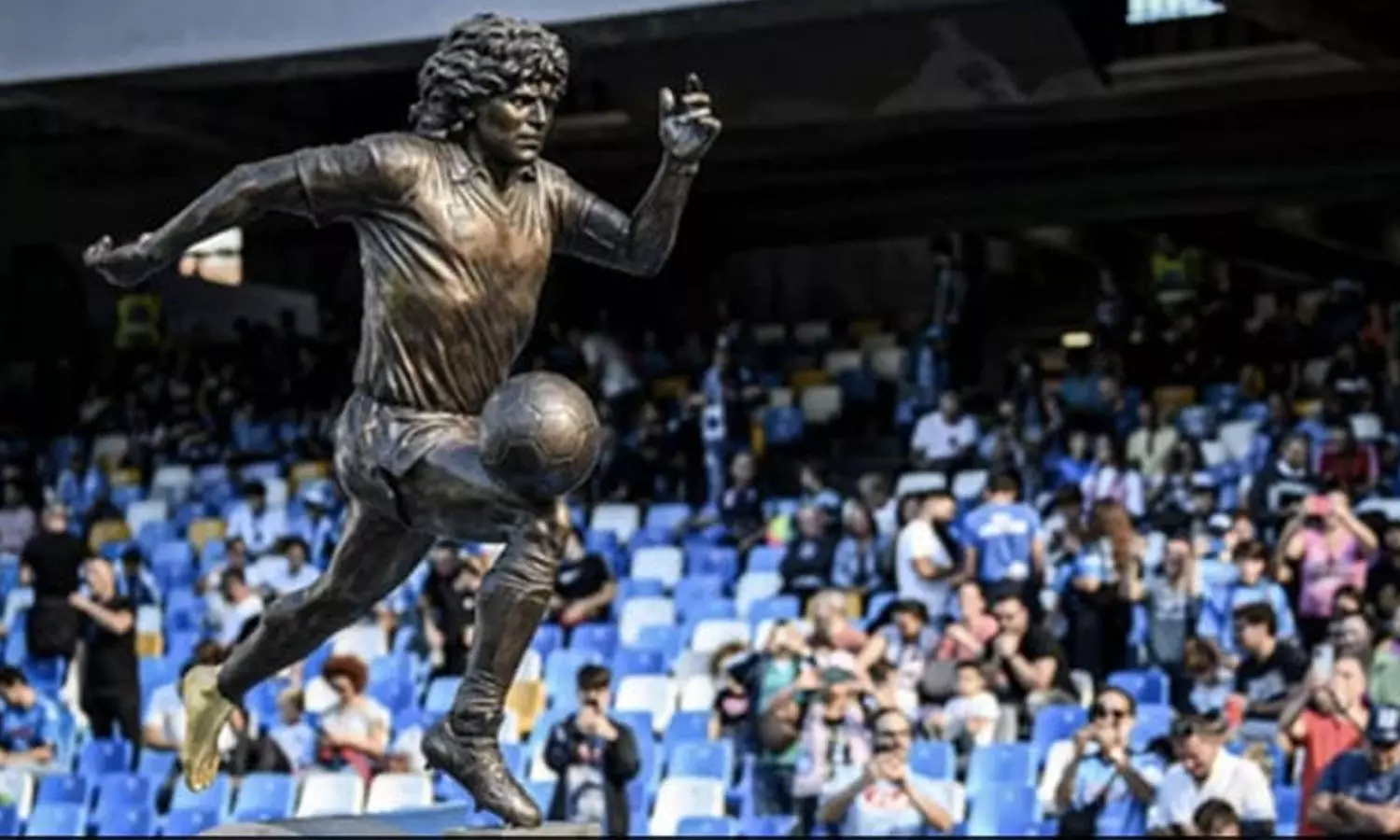 കണ്ടോ ആ സുവർണ പാദം! മറഡോണയുടെ പ്രതിമ അനാച്ഛാദനം ചെയ്ത് നാപ്പോളി കണ്ടോ ആ സുവർണ പാദം! മറഡോണയുടെ പ്രതിമ അനാച്ഛാദനം ചെയ്ത് നാപ്പോളി