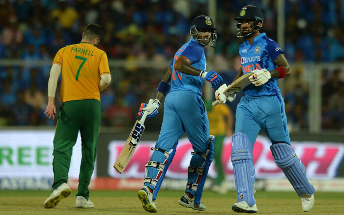 അക്‌സർ പട്ടേലില്ല; പെർത്തിൽ ഇന്ത്യയ്ക്ക് ബാറ്റിങ്