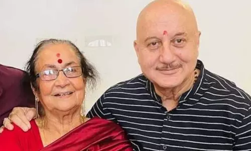 പണം മോഷ്ടിച്ചതിന് കൊടിത്തുക കൊണ്ടടിച്ചു, നഗ്നനാക്കി വീട്ടിൽ നിന്നും പുറത്താക്കി; അനുപം ഖേറിന്റെ  കുറിച്ച് അമ്മ