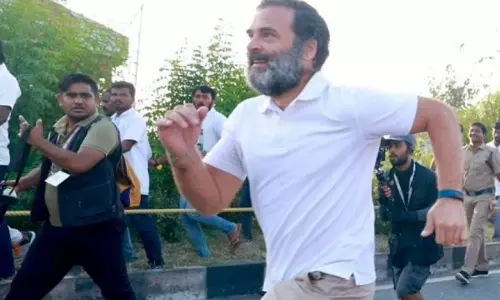 ആ.. ഇനി എന്നെ തൊട്...: രാഹുൽ ഓടി, കൂടെയോടി പൊലീസും അനുയായികളും; ജോഡോ യാത്രയിലെ രസക്കാഴ്ച